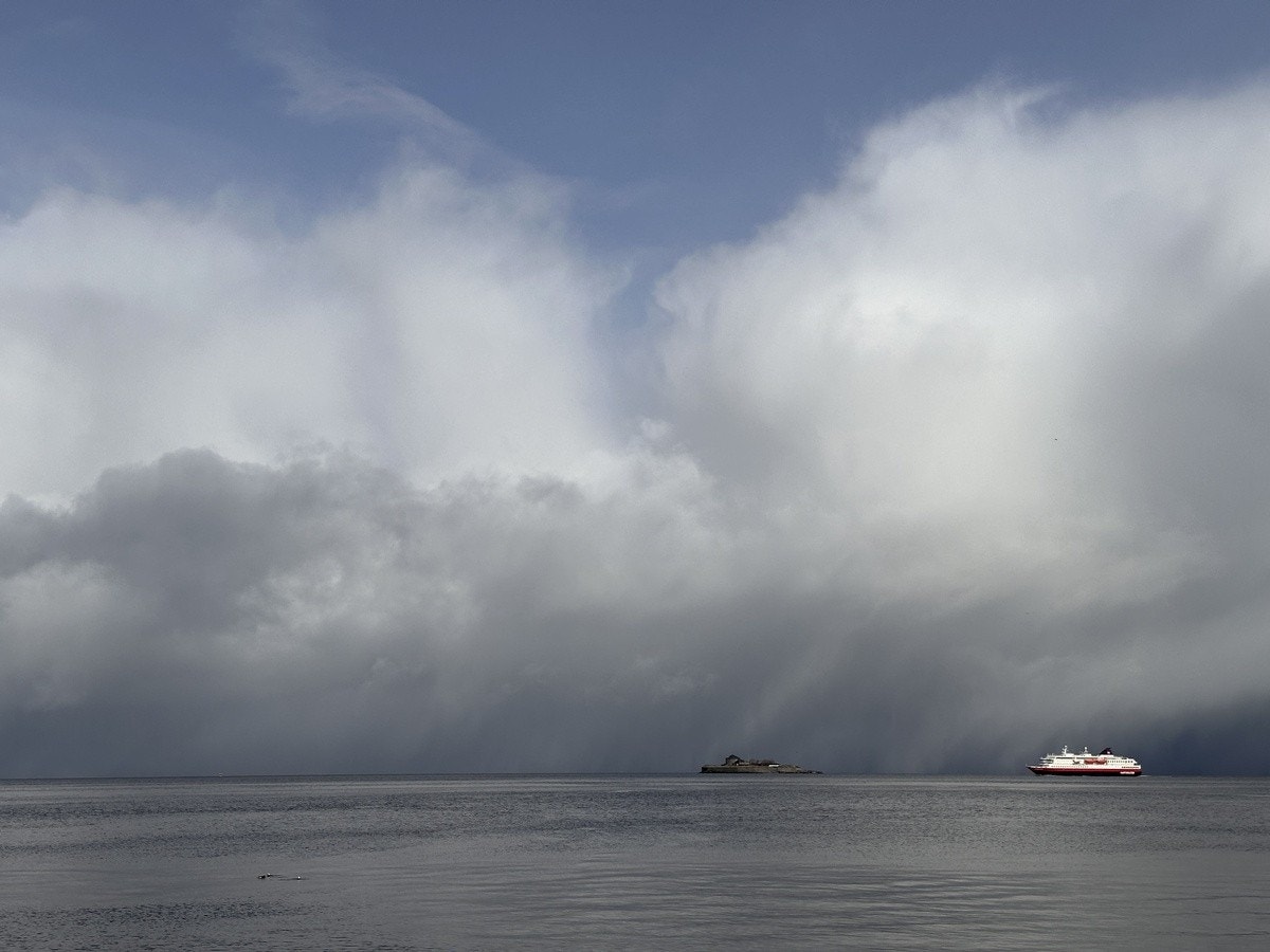 Trondheimsfjorden med Munkholmen og båttrafikk er flott å se på, hver dag, året rundt Galleribilde