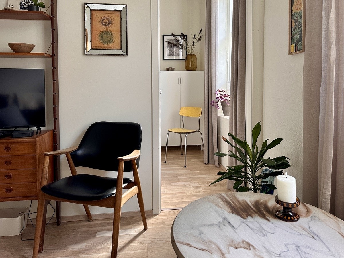 Skyvedør fra stue til soverommet gir fin romfølelse i leiligheten Galleribilde