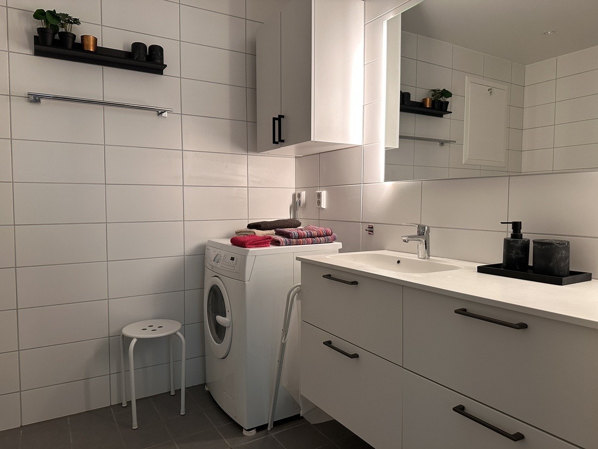 Servantbenk med fire gode skuffer. Vaskemaskin. Galleribilde