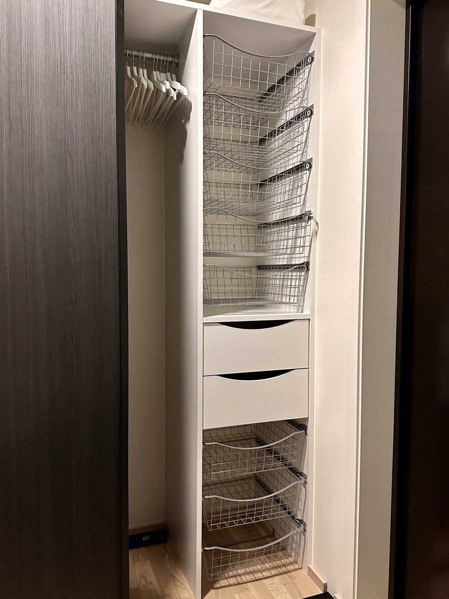 Skyvedørsgarderobe i gangen, med kurver, skuffer, stang og hyller. Galleribilde