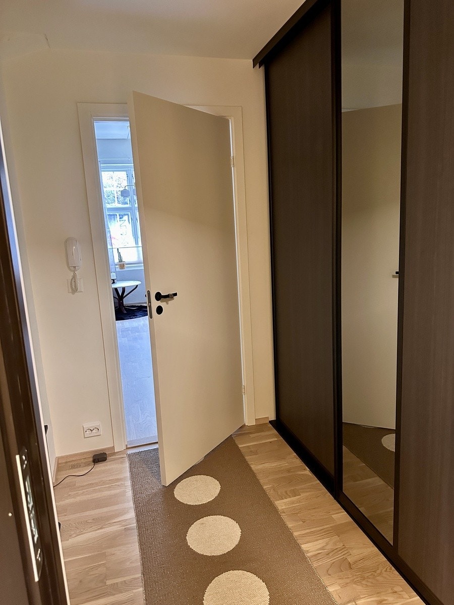 Gang med skyvedørsgarderobe Galleribilde