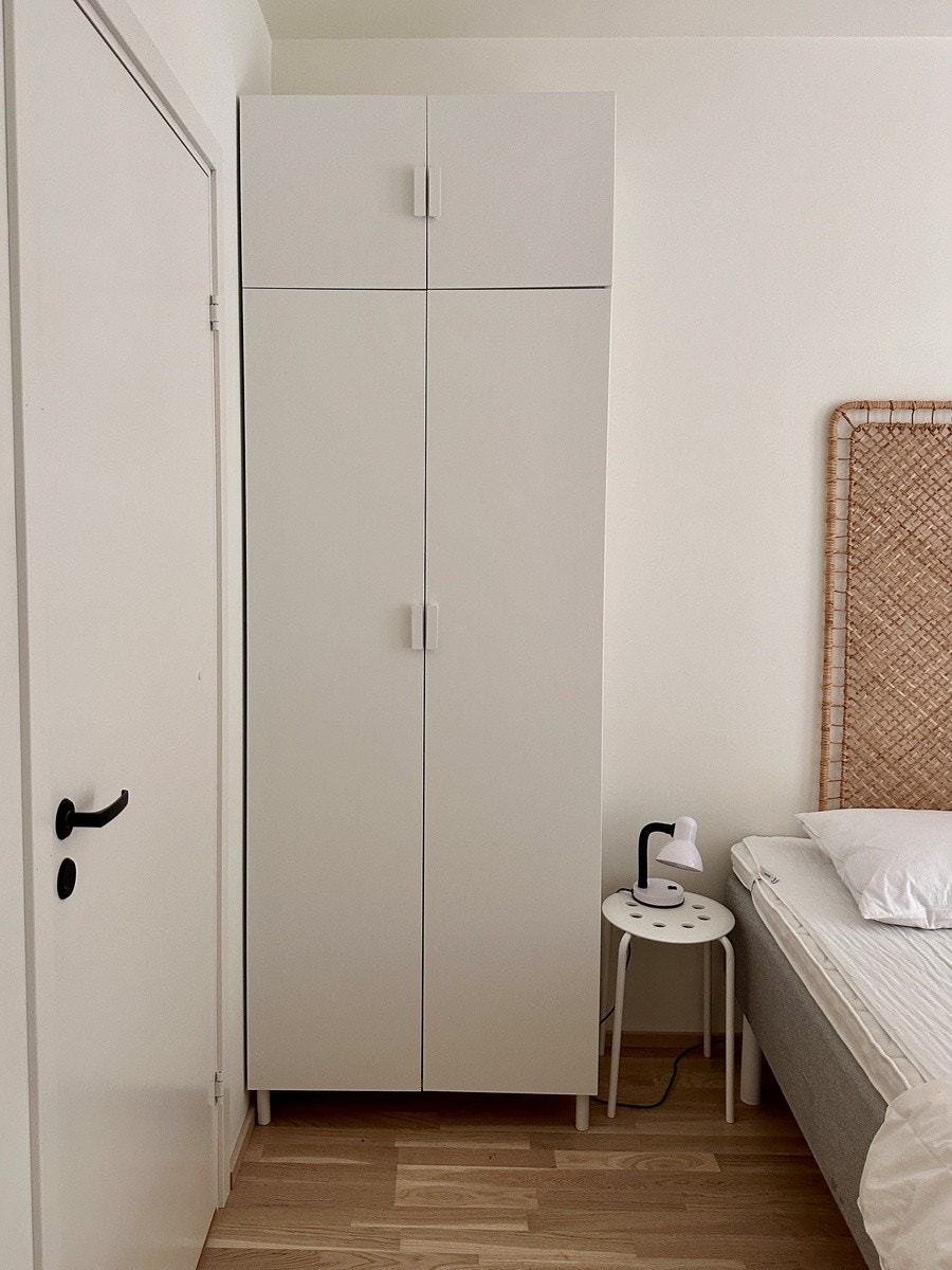 Høyt garderobeskap på den ene siden av sengen. Galleribilde
