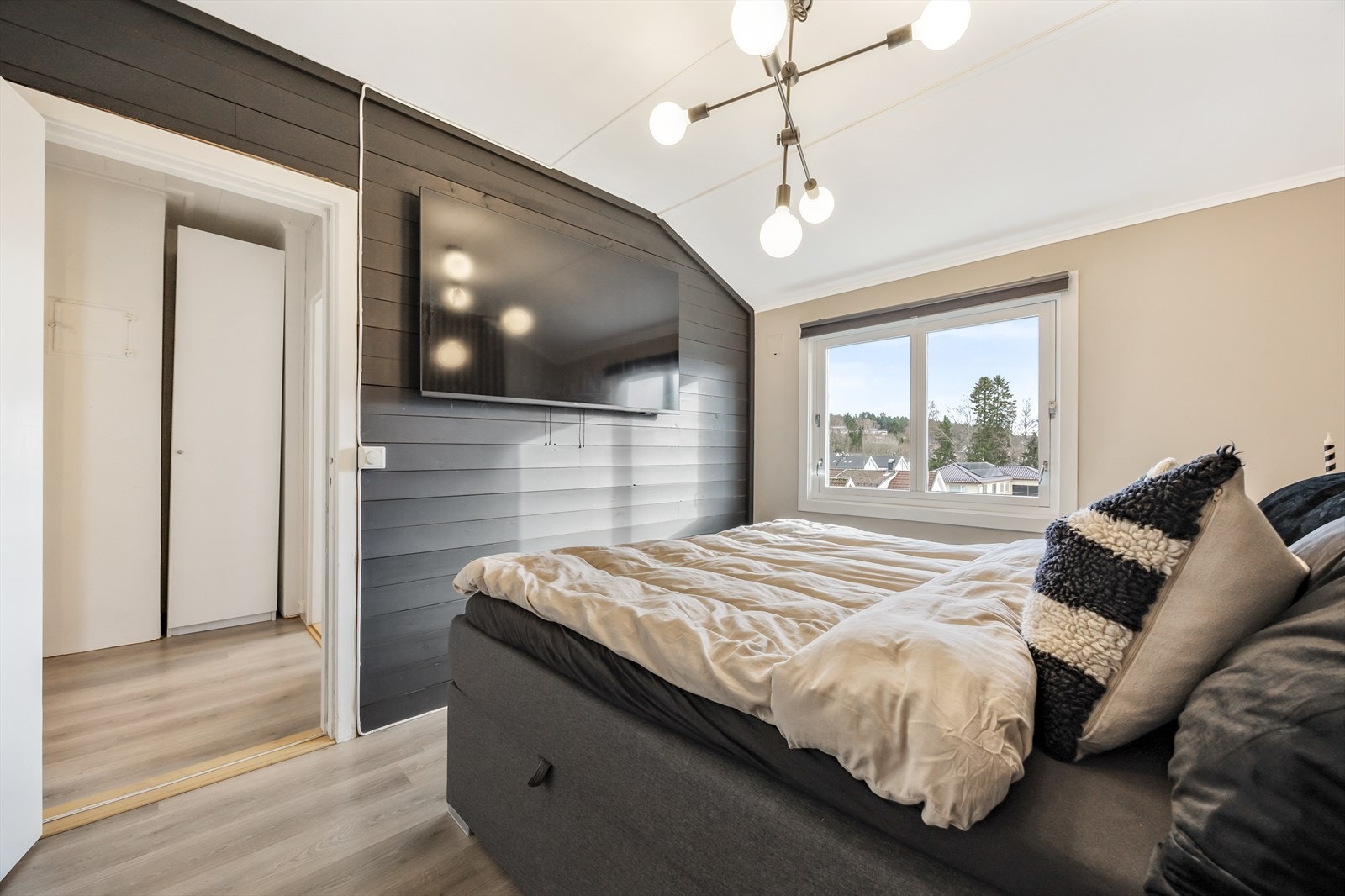 Herfra er det også tilgang til innebygd garderobeskap Galleribilde