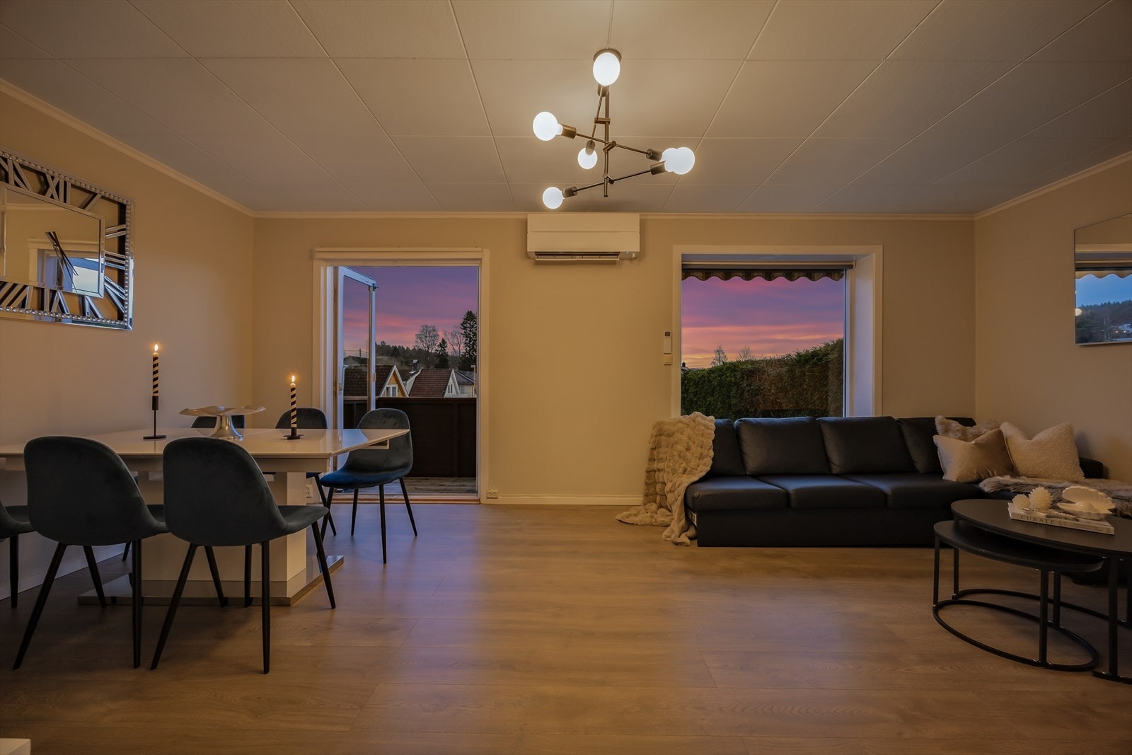 Stuen har en gjennomgående løsning med plass til både sofagruppe og spisebord Galleribilde