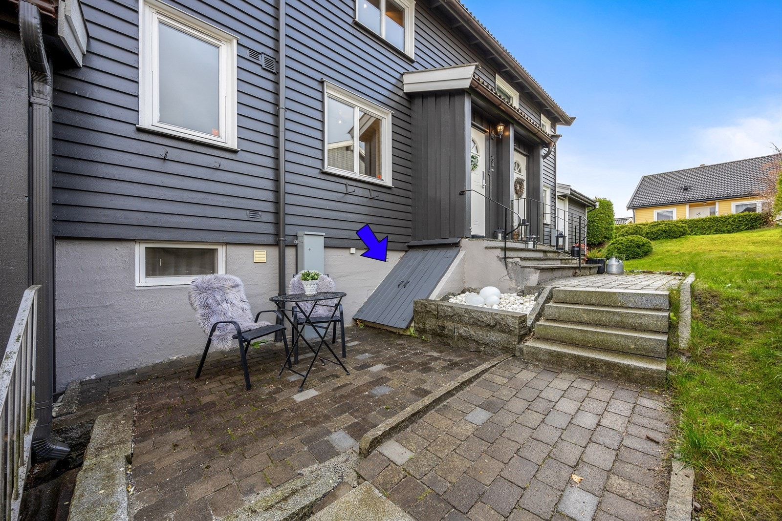 Pilen viser inngang til kjeller Galleribilde