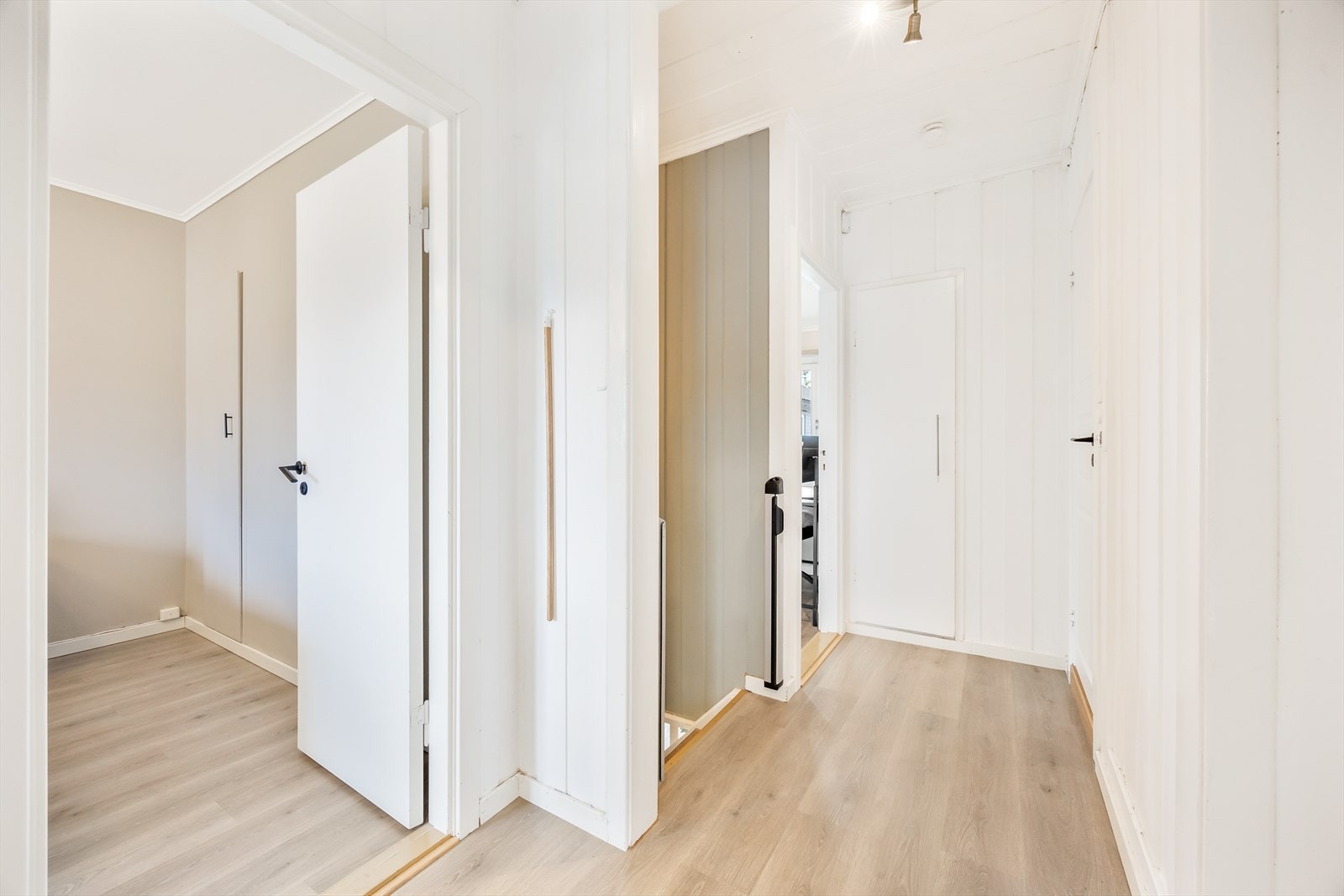 Herfra er det tilgang til lagringsbod og innebygd garderobeskap Galleribilde