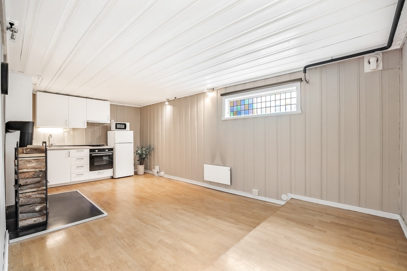 Det er montert kjøkkeninnredning i ene enden av kjellerrommet Galleribilde