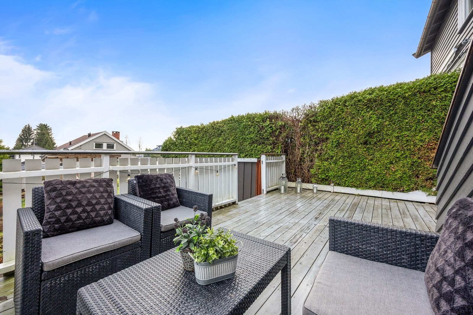 Her kan man sitte skjermet av hekk og rekkverk Galleribilde