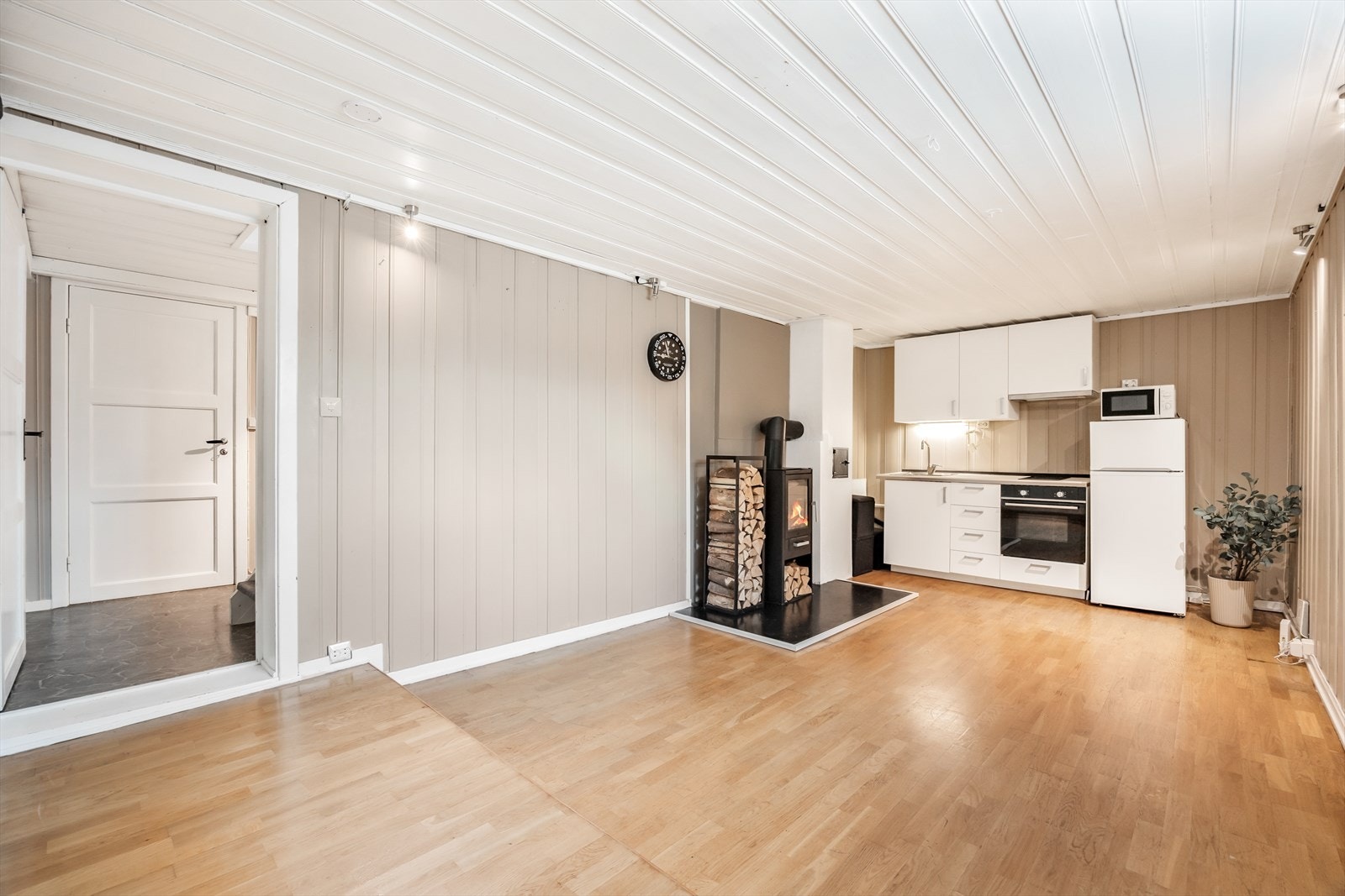 Det er montert moderne vedovn i kjelleren også Galleribilde