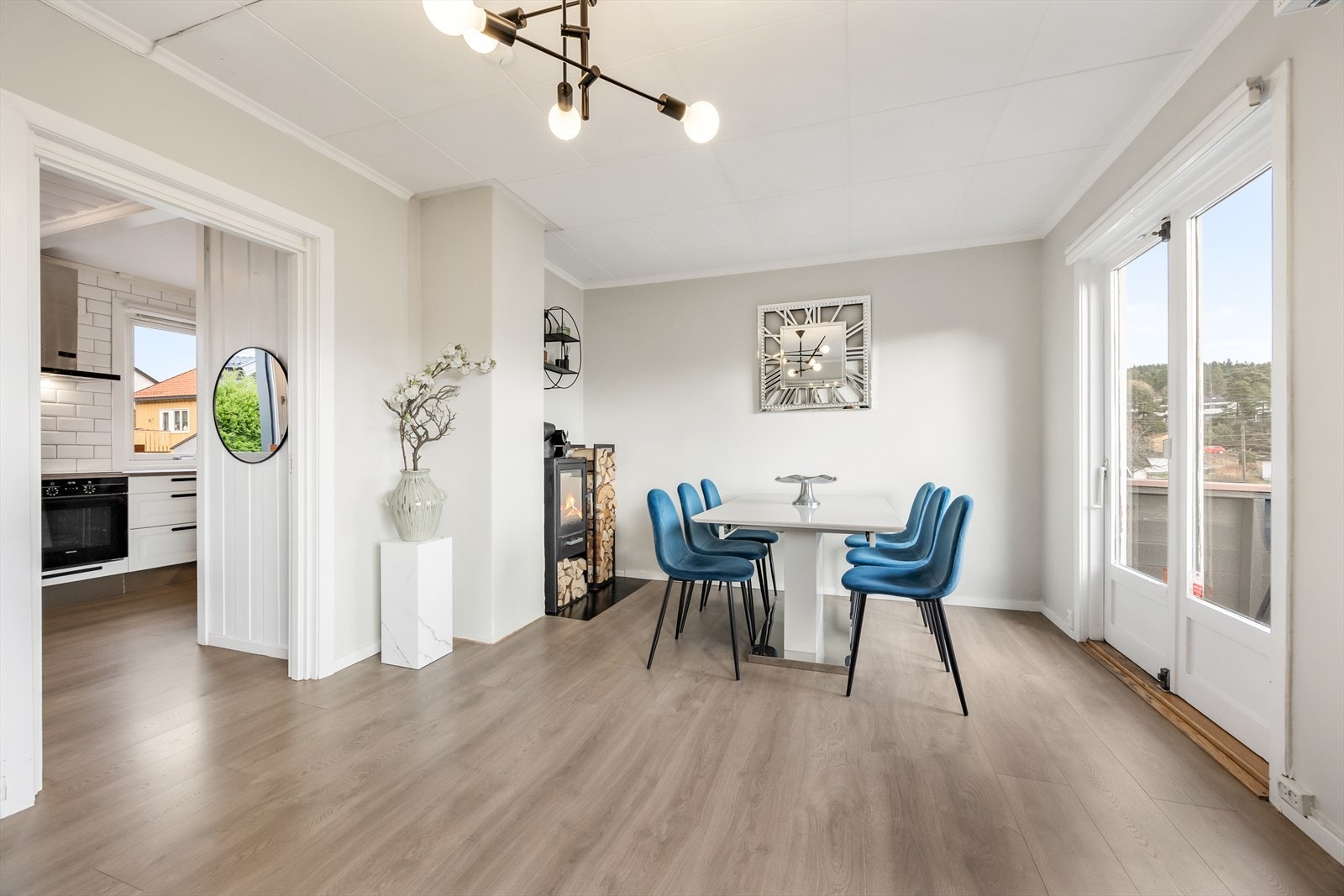 I stuen er det god plass til både sofagruppe og spisebord Galleribilde