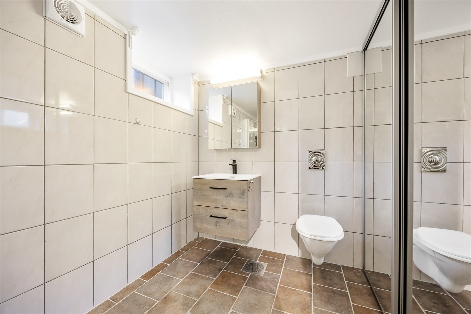 Pent flislagt bad med varmekabler i gulvet, oppusset i 2008 Galleribilde