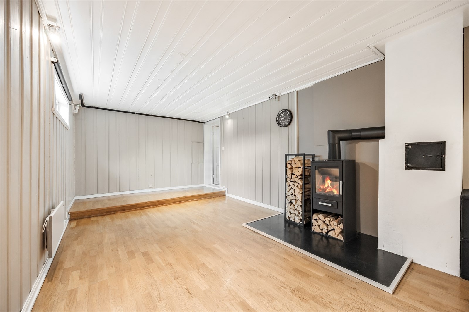 Grunnet himlingshøyde og lysforhold oppfyller ikke rommene i kjelleren kravene for varig opphold Galleribilde