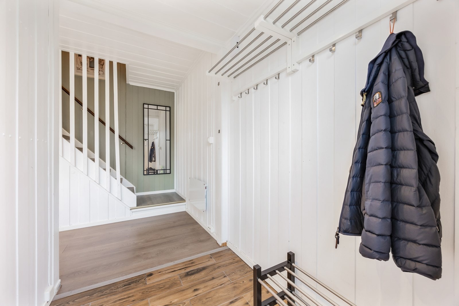 Her er det plass til skoskap, oppheng og garderobeskap Galleribilde