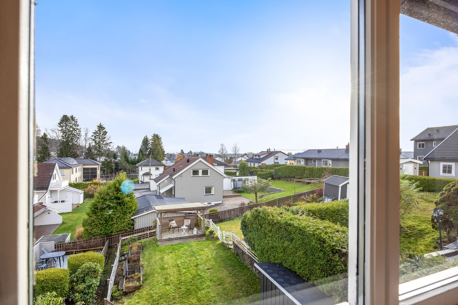 Utsynet fra hovedsoverommet og ned til hagen Galleribilde