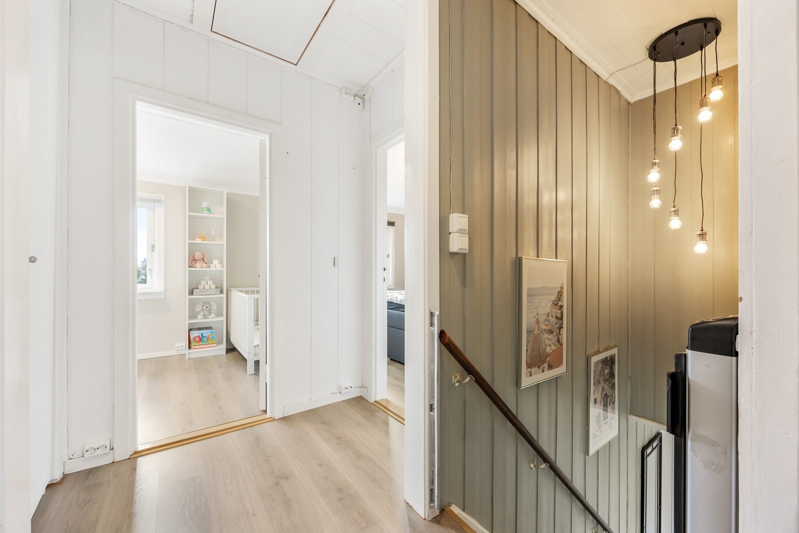 Oppe i 2. etasje er en romslig mellomgang Galleribilde