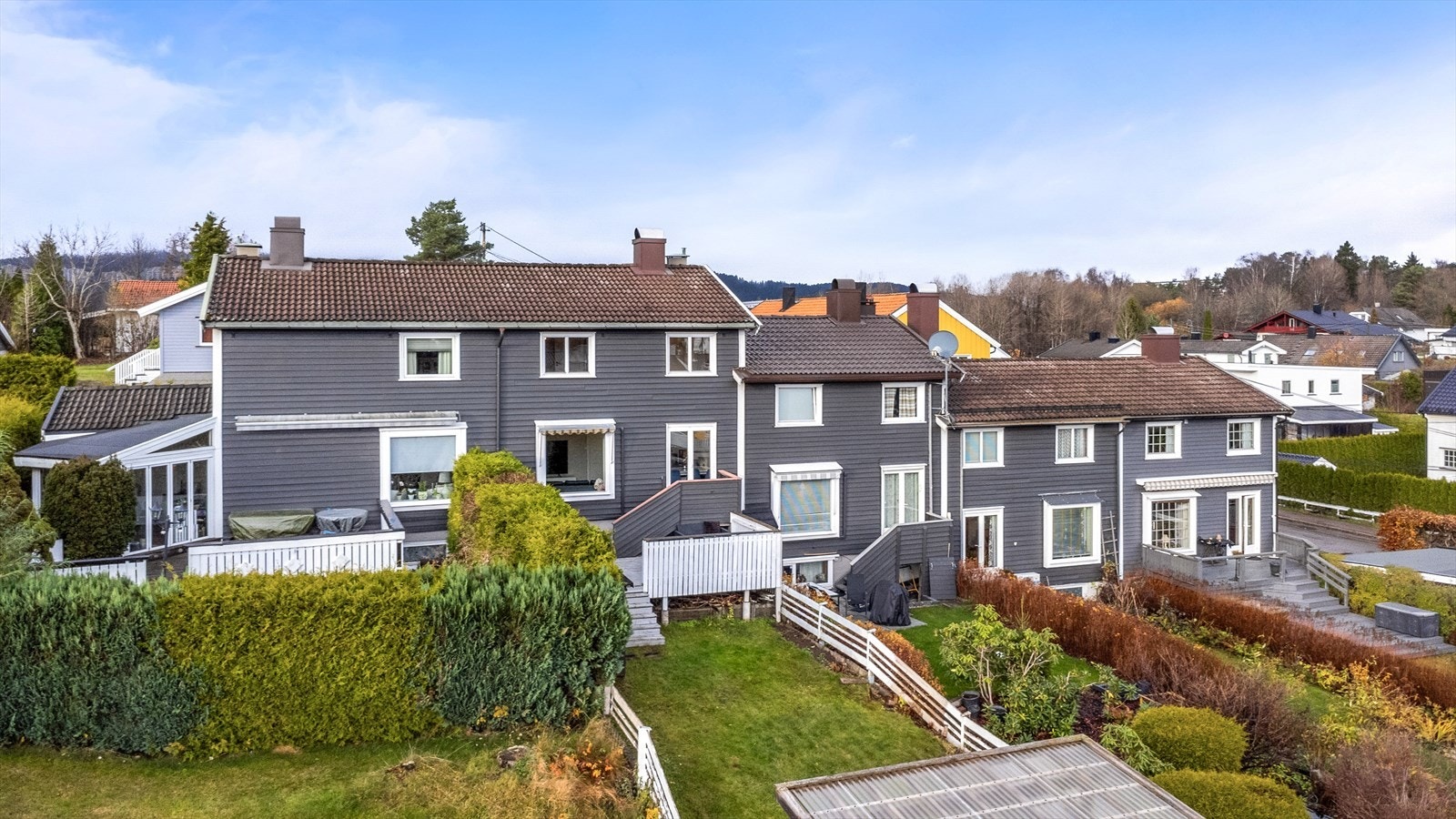 Boligen ligger i en rekke bestående av fem enheter Galleribilde