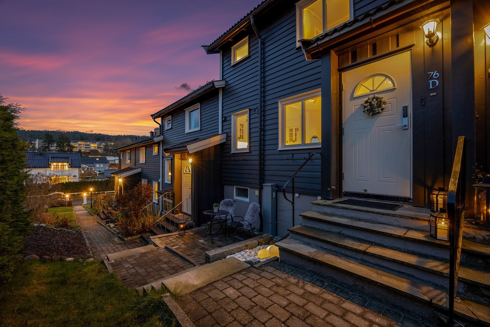 Brosteinsbelagt gangvei og trapper leder til et trivelig inngangsparti Galleribilde