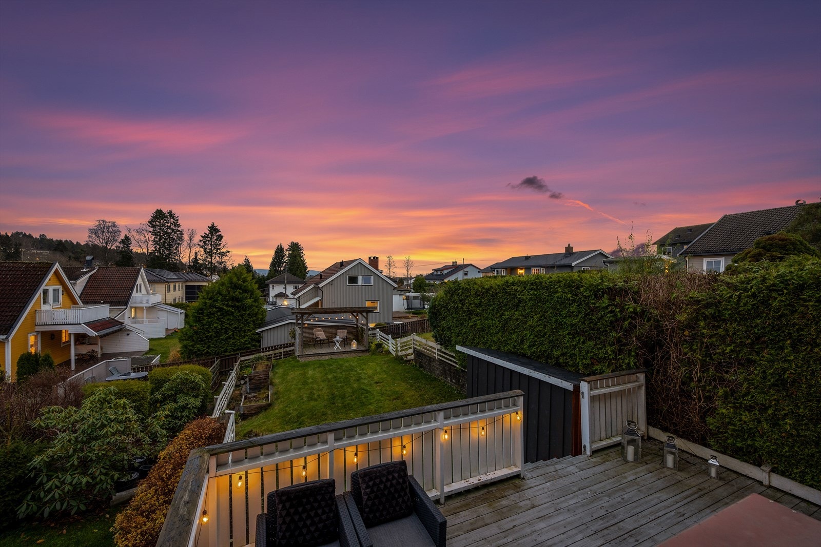 Herlige uteplasser og hage mot sydøst Galleribilde