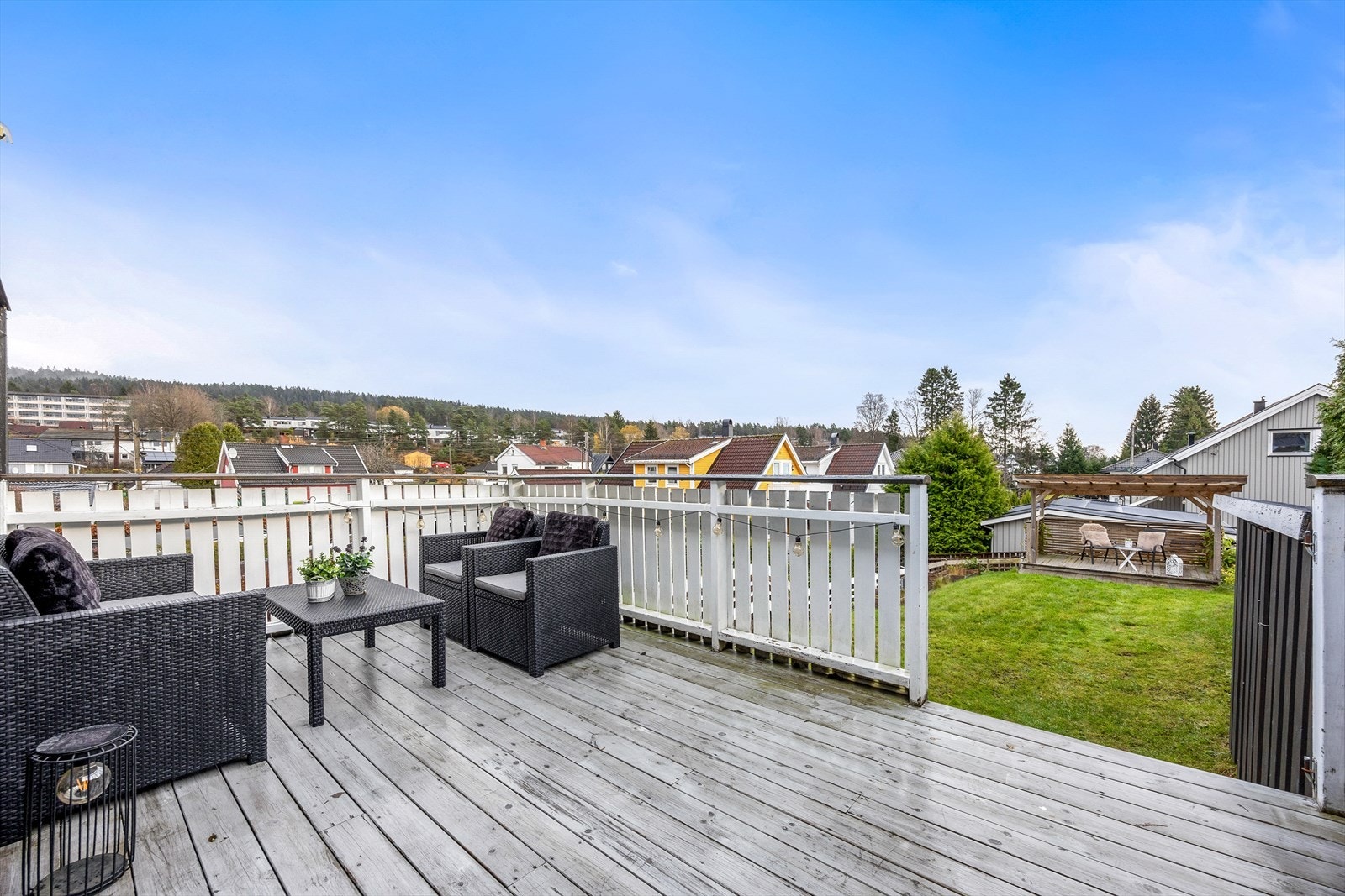 Fra verandaen er det videre trapp ned til hagen Galleribilde