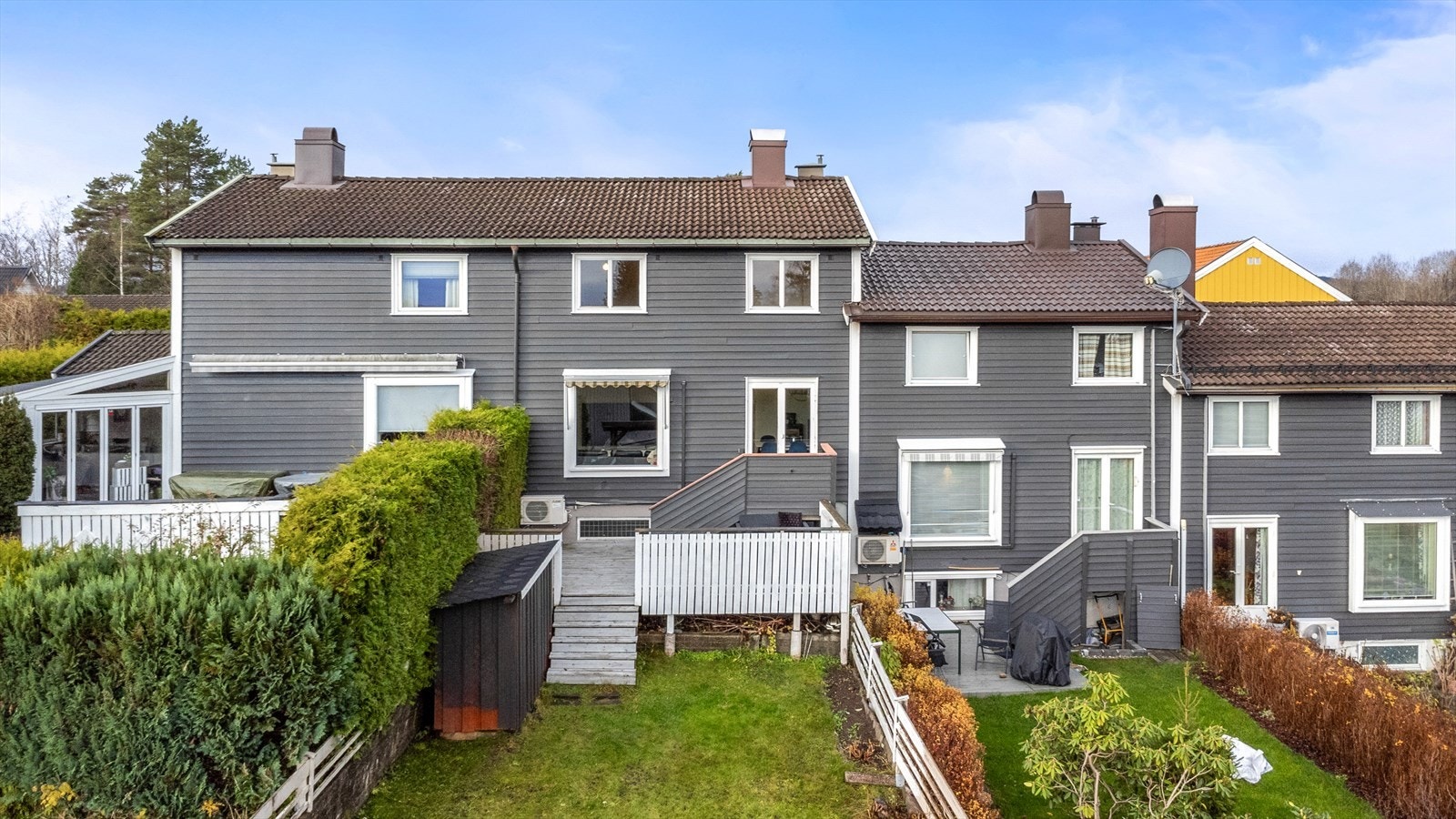 På hagenivå er det bygget en praktisk utebod som kan huse redskap og klipper Galleribilde