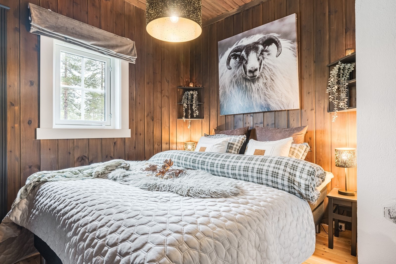 Hytta har 3 soverom. Hovedsoverommet har plass til dobbeltseng og garderobe. Behandlet panel på vegger og tak. Vindu med trelags glass sikrer energieffektivitet. Galleribilde