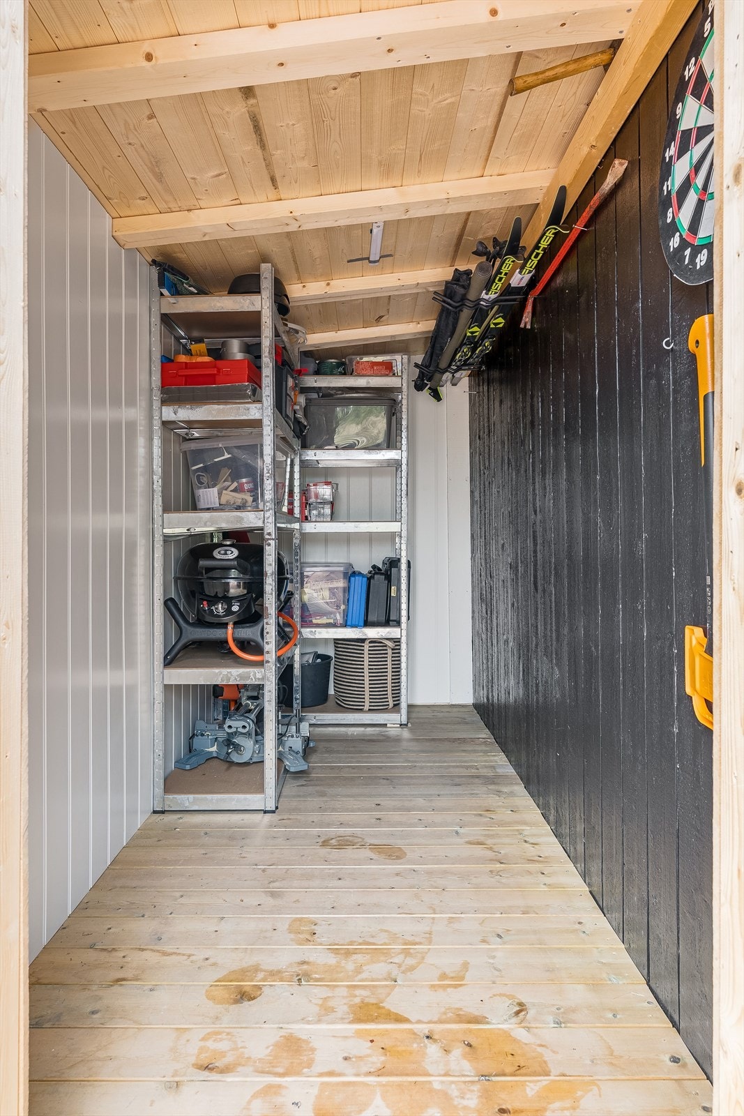 Anneksets bod har innvendige heltregulv og panel på vegger og tak, ideelt for lagring. Galleribilde
