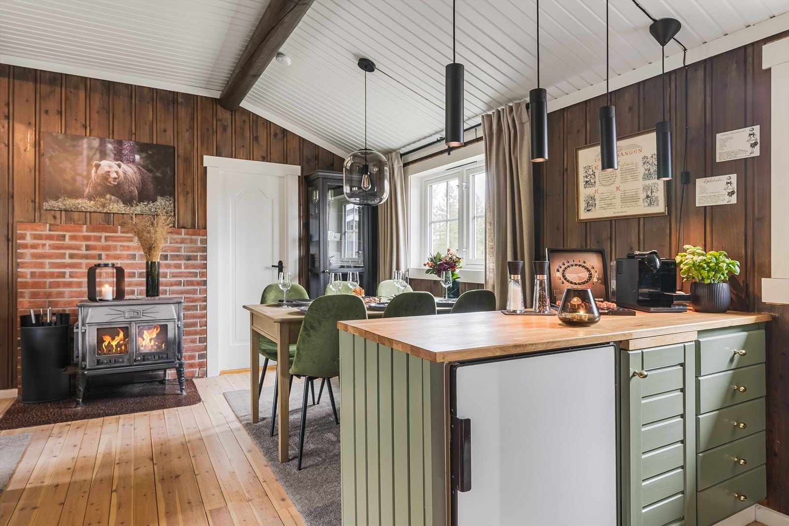 Kjøkkenet har mekanisk avtrekk over stekeovn med kullfilter. Galleribilde