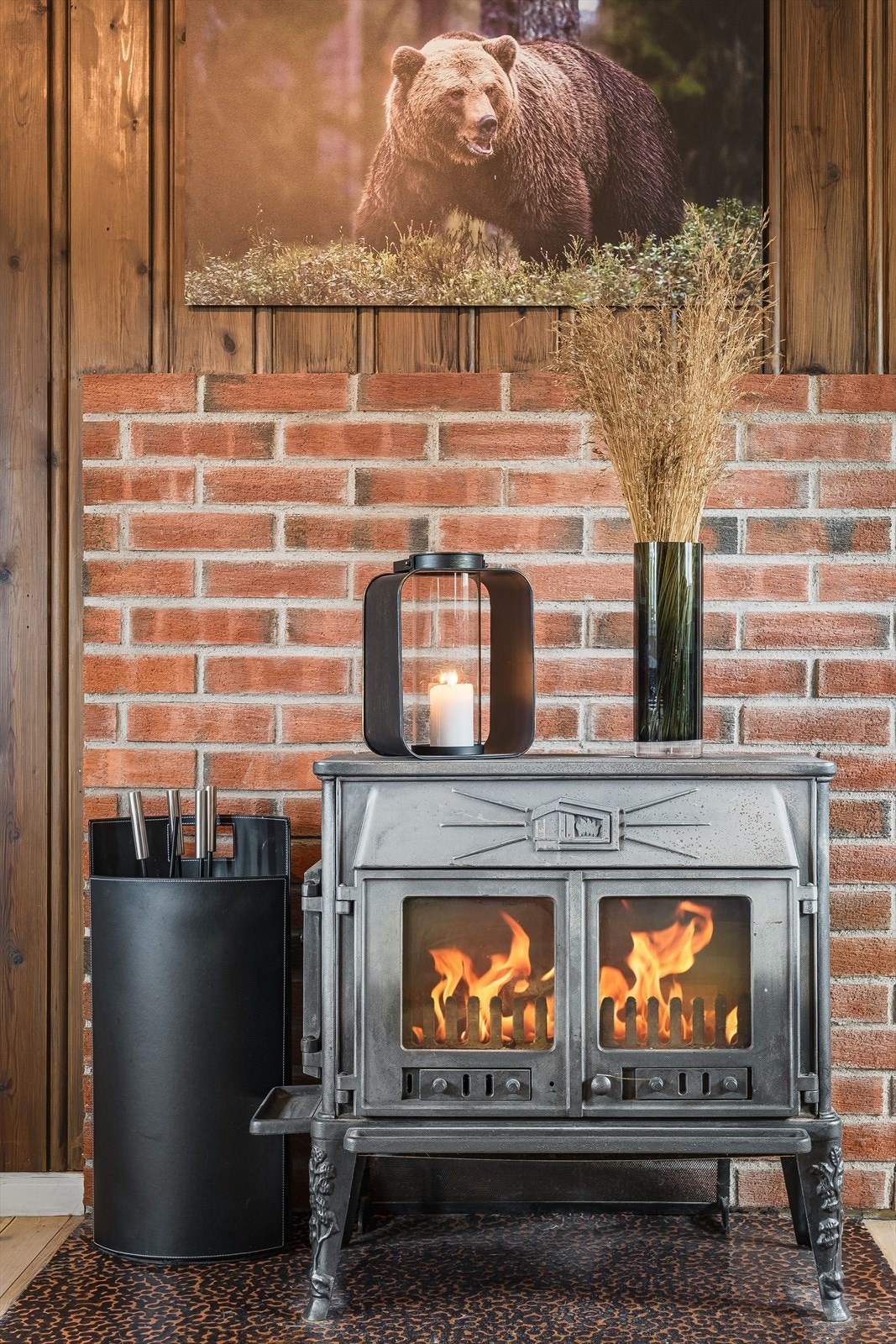 Peis med mursteinsomramming gir et robust og klassisk preg til stuen. Alle vinduene i hytta ble byttet til 3 lags isolerglass i 2024 (ikke i annekset). Galleribilde