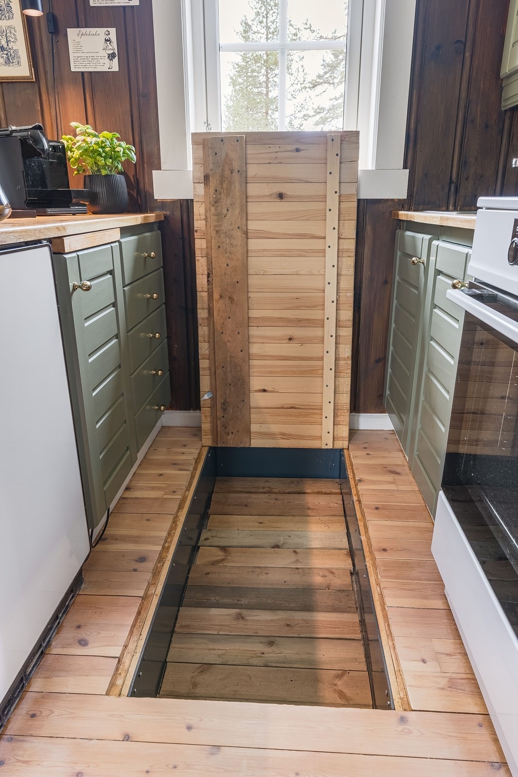 Kjøkkenet har profilerte fronter og en heltre benkeplate med nedfelt stålkum. Galleribilde