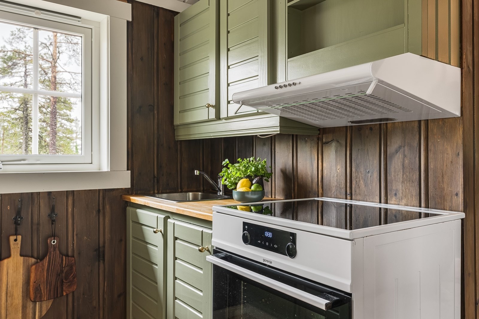 Frittstående komfyr og praktiske skap gir god oppbevaringsplass på kjøkkenet. Galleribilde