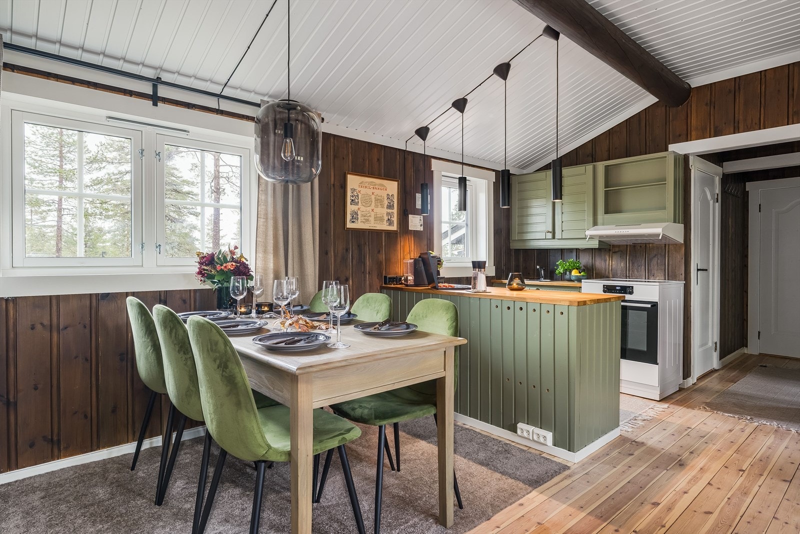 Åpen løsning mellom kjøkken og stue gir en sosial atmosfære. Galleribilde