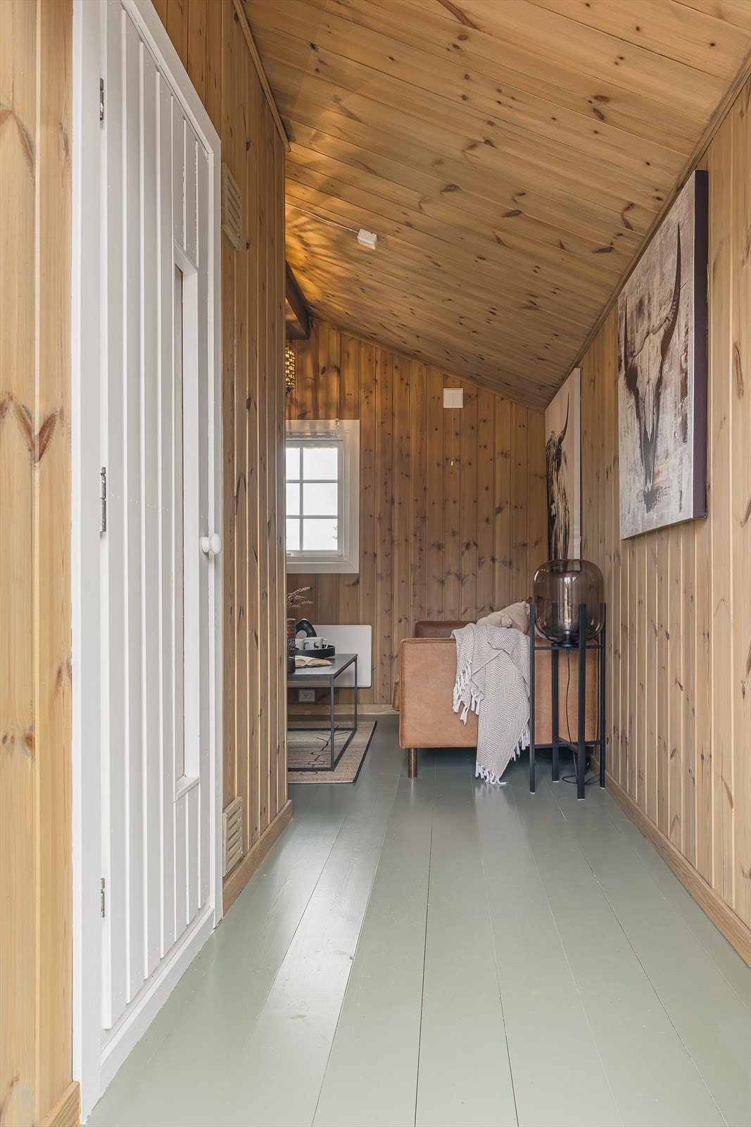 Annekset har panel på vegger og i tak, noe som gir en tradisjonell hyttestil. Galleribilde