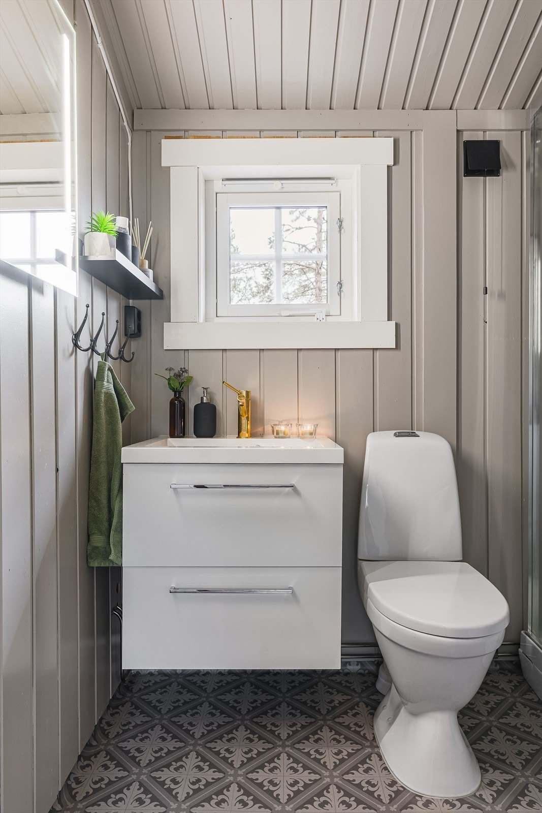 Baderommet har belegg på gulv og panel på vegger som gir en praktisk og robust overflate. Byttet vindu i 2024. Galleribilde