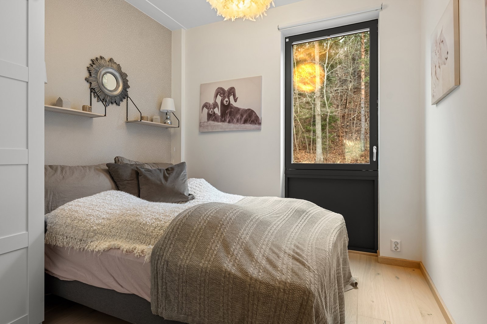 Leiligheten har tre soverom, alle med vannbåren gulvvarme for jevn komfort. Galleribilde