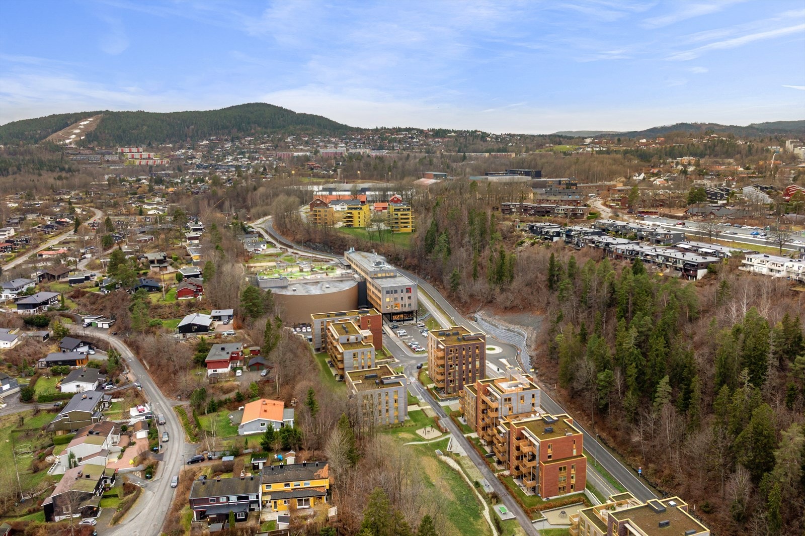 Nærmeste bussholdeplass er i umiddelbar nærhet. Det er også kort vei til Risenga, som byr på idrettsanlegg og svømmehall. Galleribilde