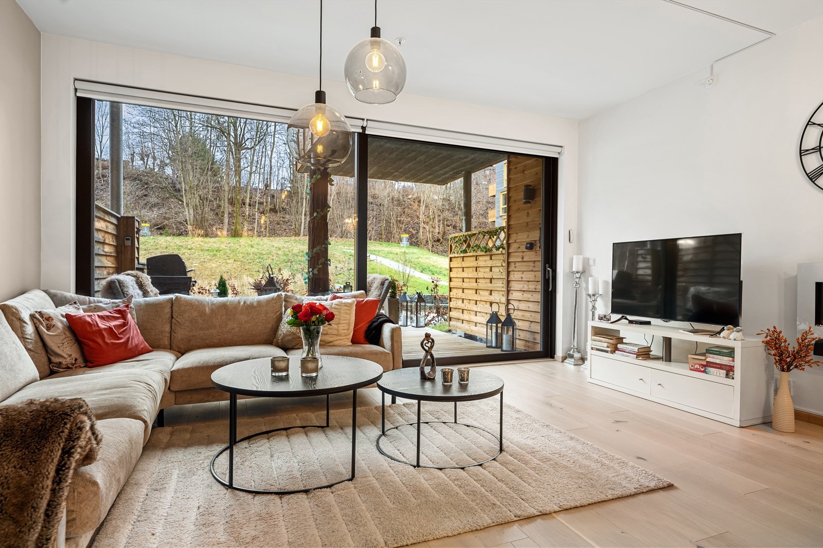 De vide vindusflatene og den gode takhøyden skaper god atmosfære og romfølelse. Galleribilde