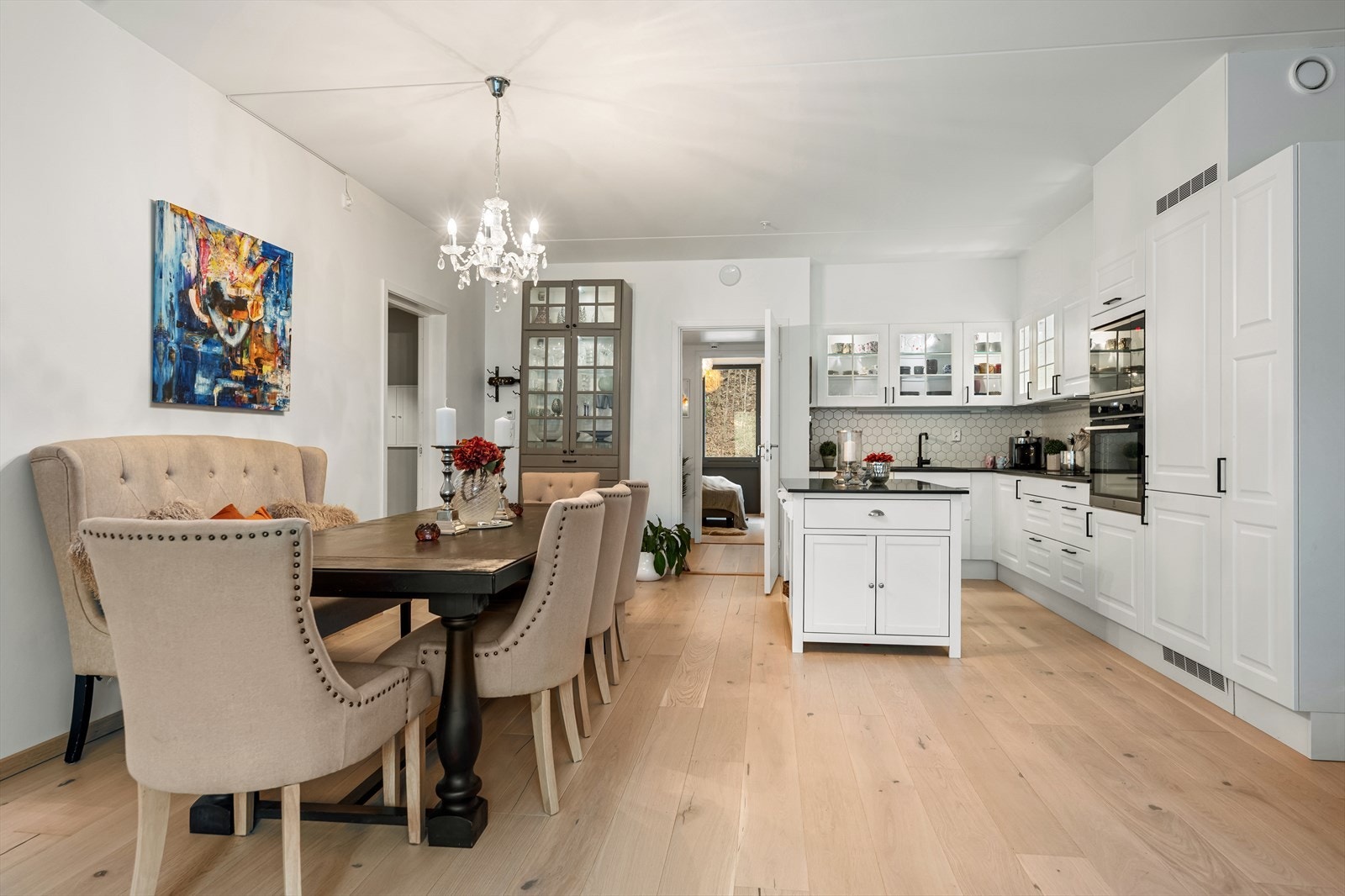 Leiligheten har en lys og åpen stue- og kjøkkenløsning med plass til en romslig spisegruppe. Galleribilde