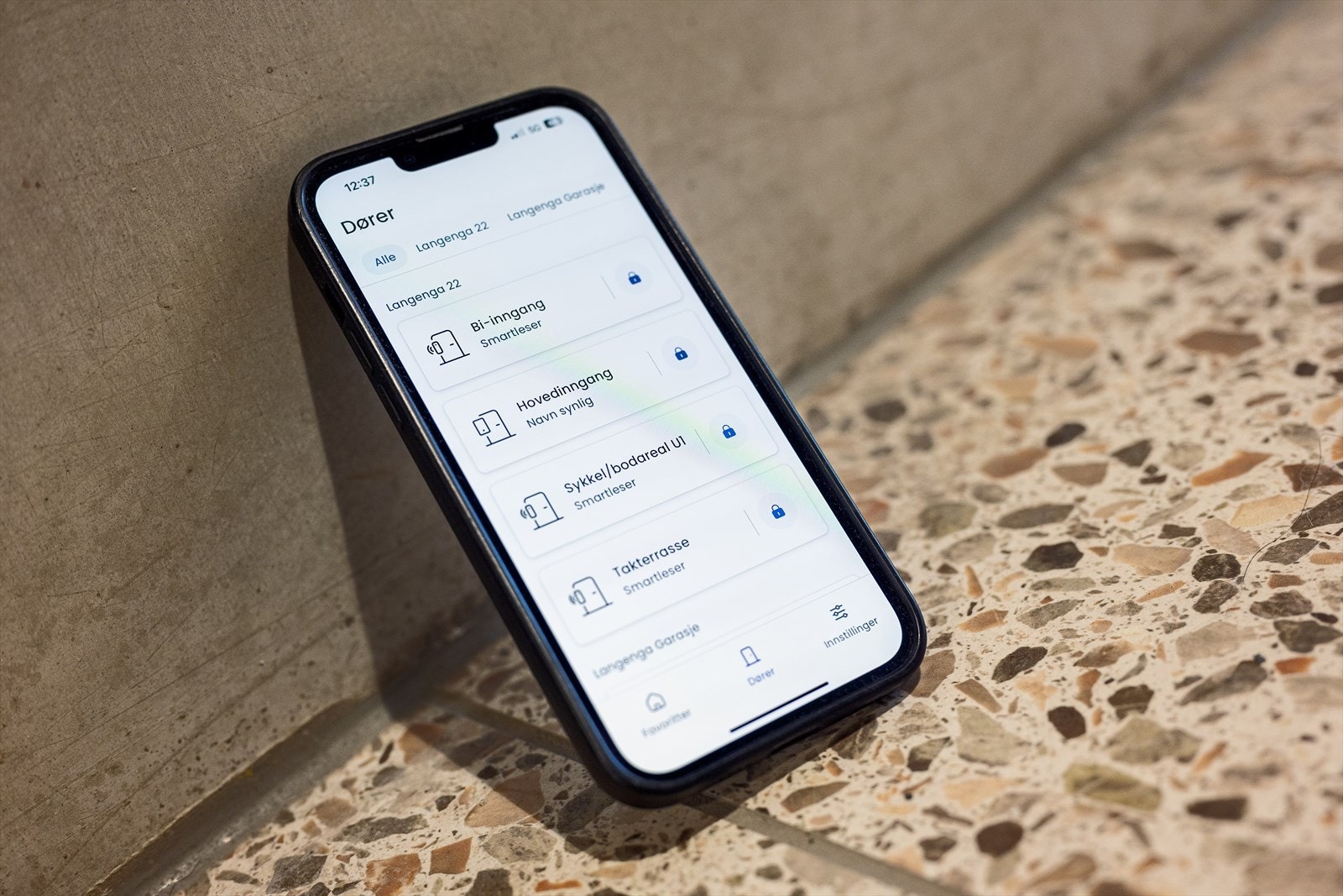 Leilighetsbygget har "smarthus-løsninger". Her kan du enkelt låse opp døren, garasjen, bodarealer og felles takterrasse fra telefonen. Galleribilde