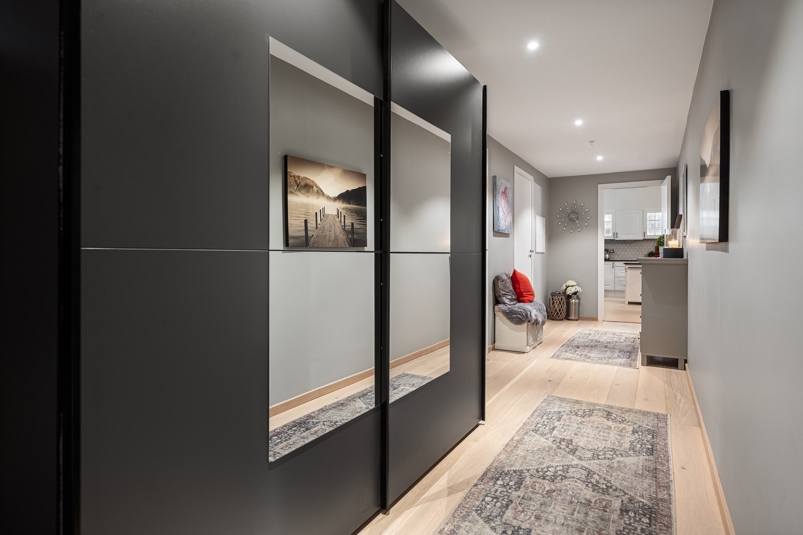 Praktisk skyvedørsgarderobe med speilfronter gir rikelig med oppbevaringsplass i entréen. Galleribilde