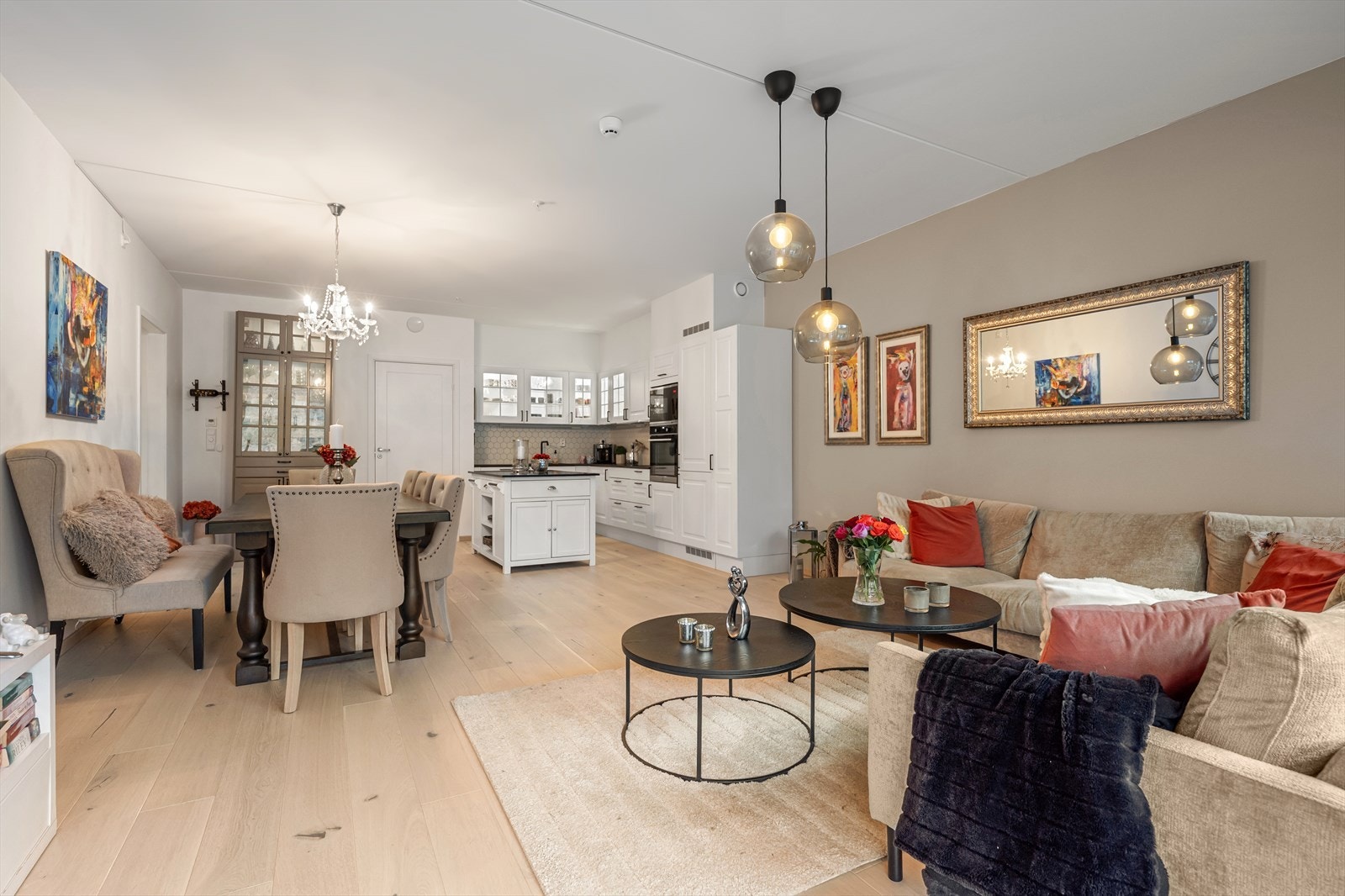 Den gjennomgående planløsningen gir en god flyt mellom sonene. Galleribilde