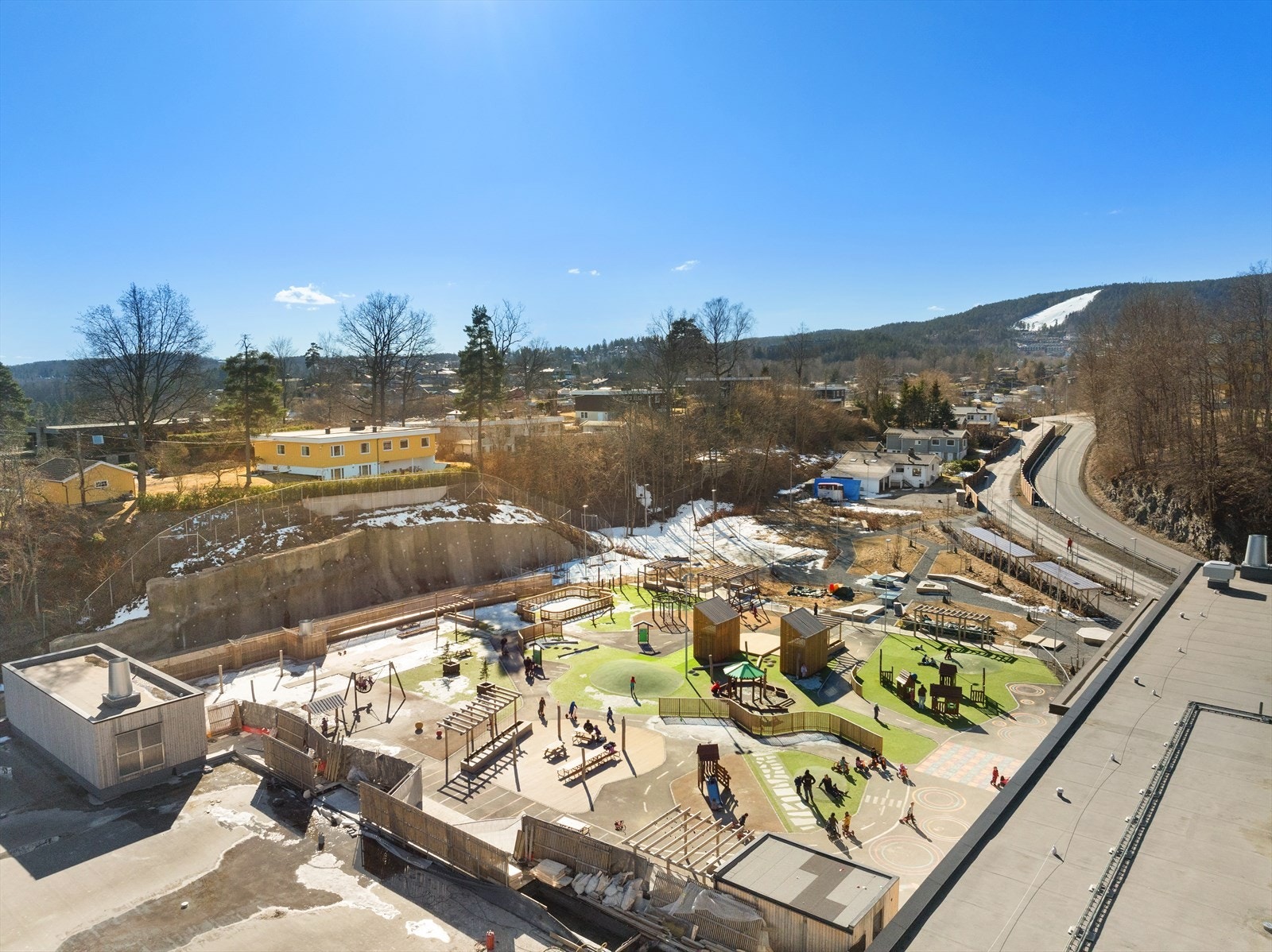 Ny og moderne barnehage på feltet med fantastisk lekeplass for barna. Galleribilde