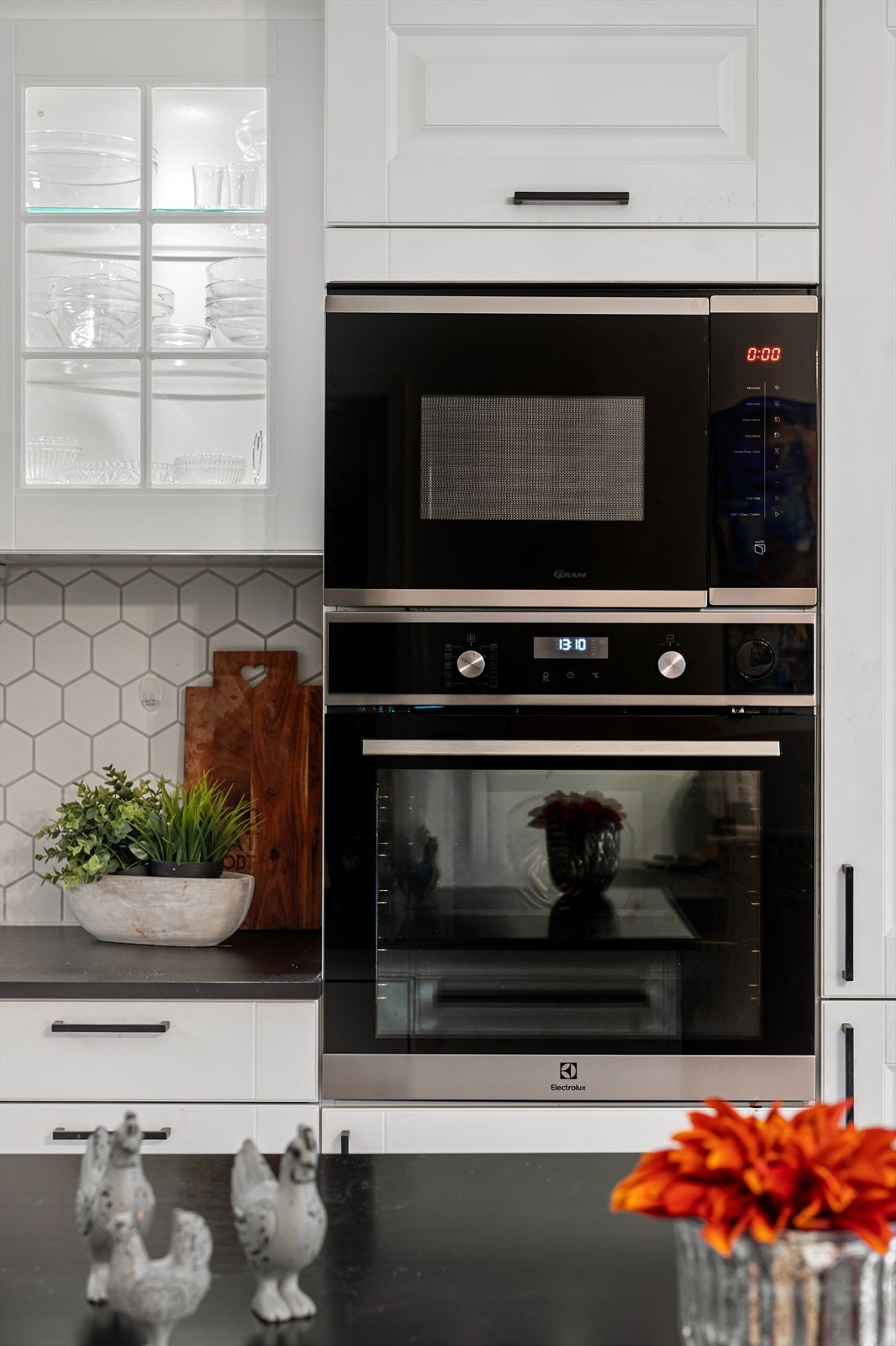 Integrert stekeovn og mikrobølgeovn er plassert i en ergonomisk arbeidshøyde. Galleribilde