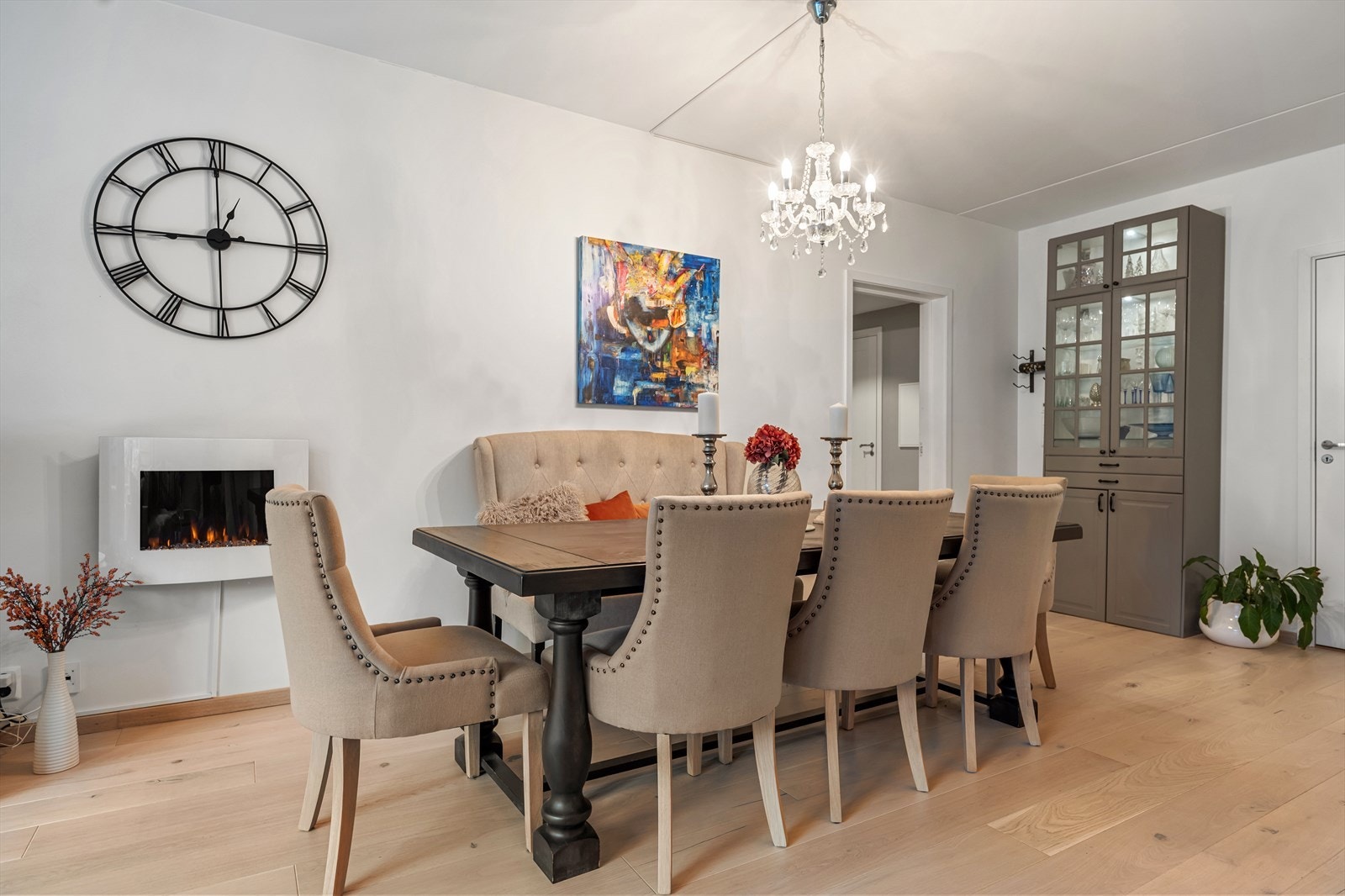 Den åpne sonen mellom stue og kjøkken gir fleksible møbleringsmuligheter. Galleribilde