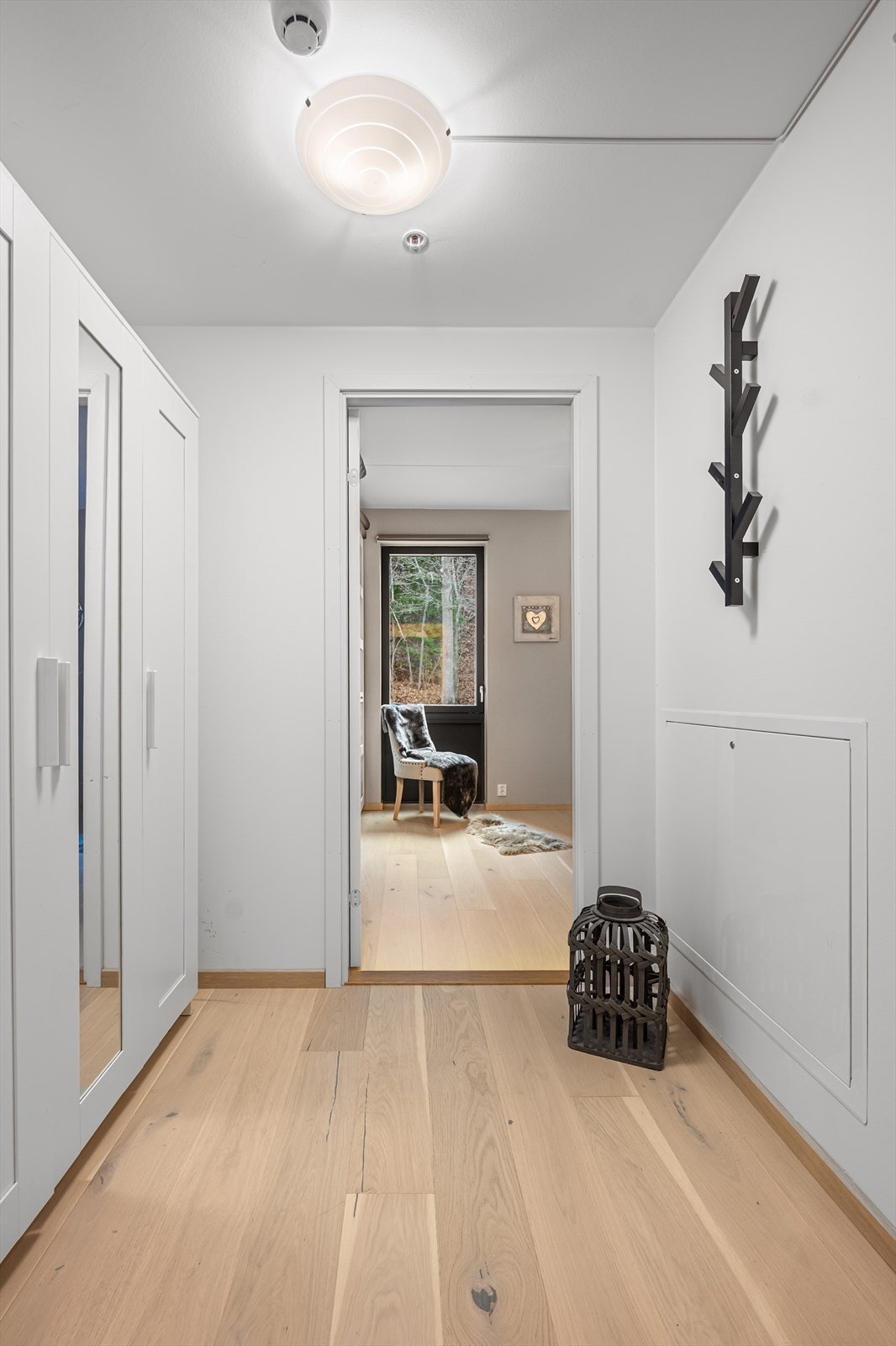 Leiligheten har et praktisk omkledningsrom i tilknytning til soverommene. Galleribilde