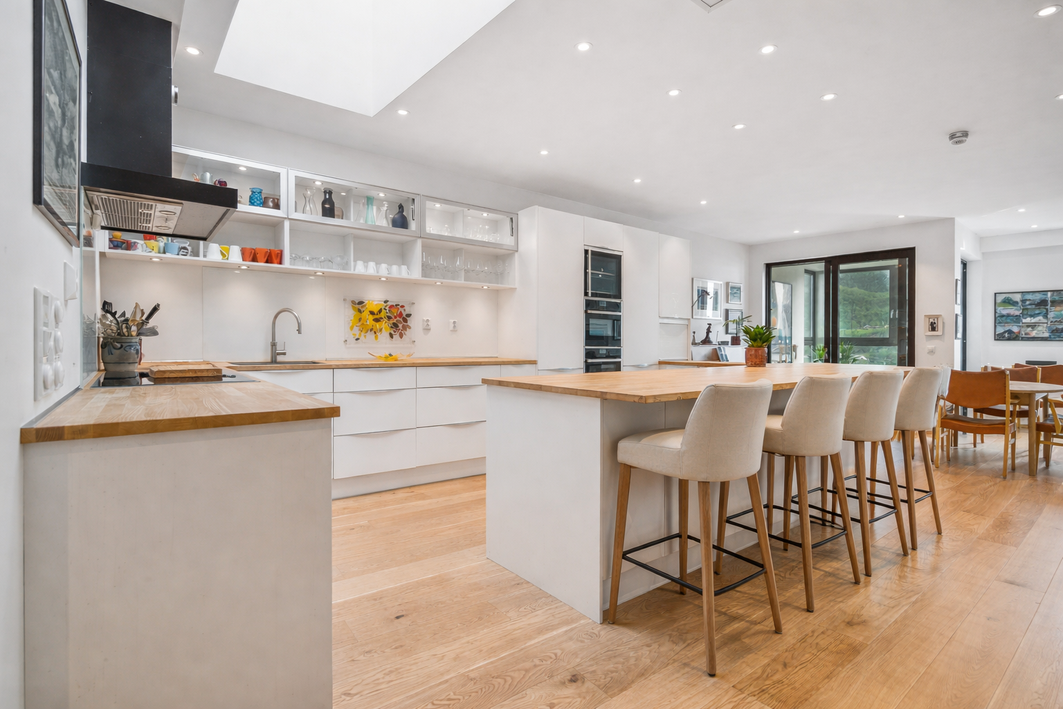 Velkommen til Fjordgata 12 - Toppleilighet (143 kvm) midt i Harstad sentrum med moderne standard fra byggår 2018. Bildet inneholder digital møblering. Galleribilde