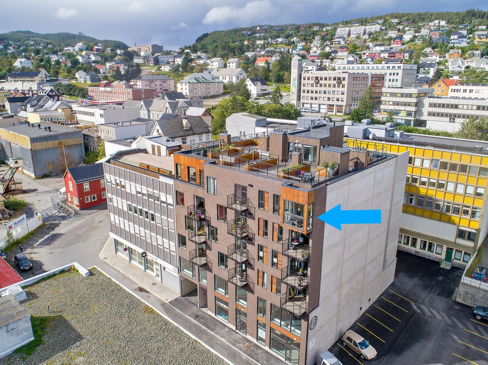 Leiligheten kombinerer fantastisk utsikt, solrike uteplasser og en ideell beliggenhet midt i Harstad sentrum. Her får du panoramautsikt over byen og de vakre omkringliggende områdene. Galleribilde