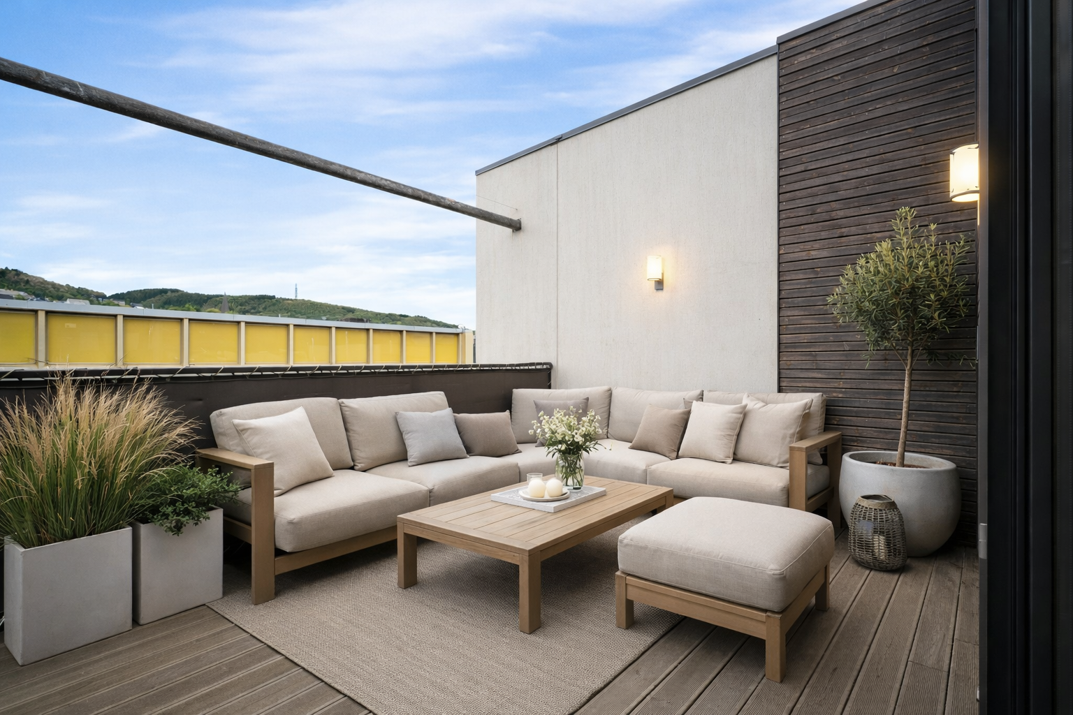 Skjermet balkong med adkomst fra stuen, hvor ettermiddags- og kveldssolen kan nytes. Bildene inneholder redigert møblement. Bildet inneholder digital møblering. Galleribilde