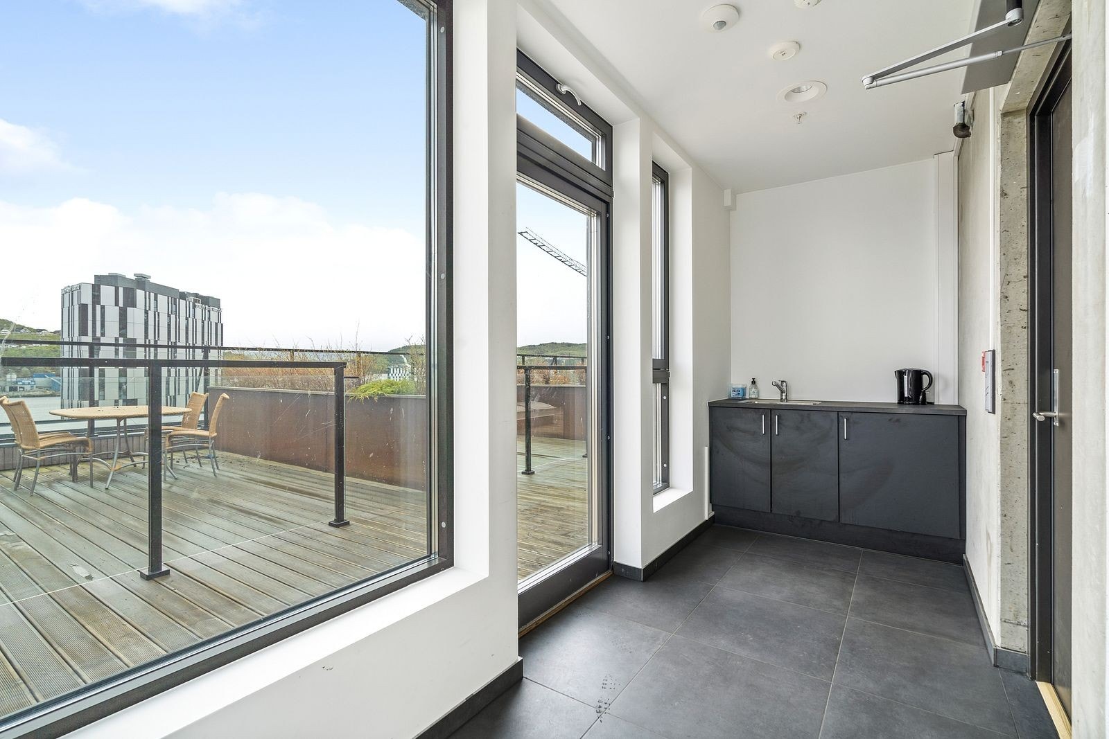 Direkte utgang til takterrassen gir enkel tilgang til uteområdet fra vinterhagen. Vask og kjøkkenbenk er fellesareal for borettslaget. Galleribilde