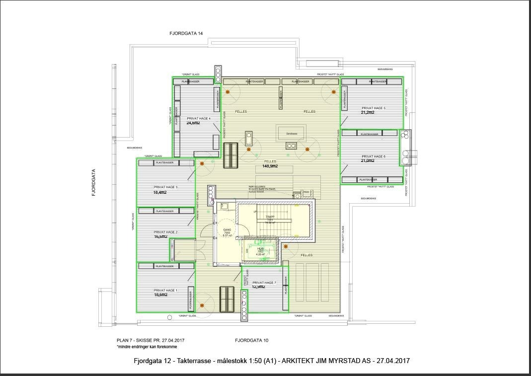 Takterrassen er del av fellesområdet og gir gode solforhold med utsikt over Harstad by. Det er flere private uteplasser rundt terrassen for individuell bruk. Privat hage 5 medfølger leiligheten vi selger. Galleribilde