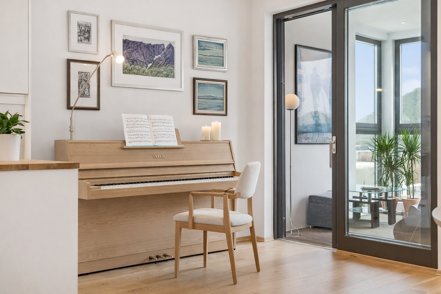 Hyggelig og stemningsfull sone med plass til piano, plassert like ved utgangen til vinterhagen. Skyvedøren gjør løsningen både praktisk og elegant i denne type stue. Bildet inneholder digital møblering. Galleribilde